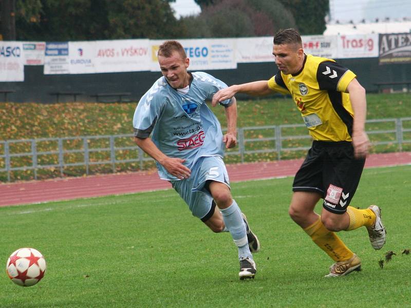 V 11. kole moravskoslezské divize D porazili fotbalisté MFK Vyškov (v modrém) Slovan Rosice 4:1.