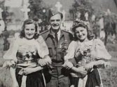 Bořivoj Šmíd s Marii Šťastnou a Věrou Kopřivovou při kladení věnců na hřbitově po návratu do vlasti v roce 1945.