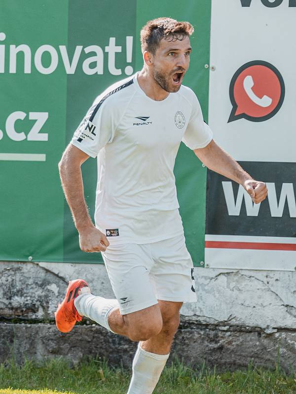 Fotbalisté MFK Vyškov (bílé dresy) porazili v desátém kole II. ligy Ústí nad Labem 1:0.