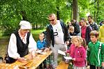 Zámecký park ve Slavkově byl poslední květnovou sobotu plný pohádkových bytostí. Lidé si užili také jarmark. Pořadatelé rozdali odměny 3,5 tisícům dětí.