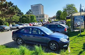 Současná situace s parkováním před vyškovskou nemocnicí.