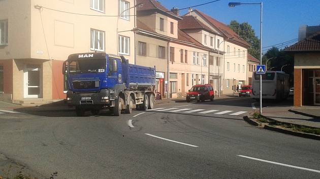 Stovky těžkých aut denně projížděly Vyškovem kvůli opravám dálnice D1.