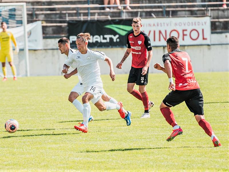 Druholigové body z Drnovic odvezlo Táborsko (červené dresy). Domácí MFK Vyškov porazilo 1:0.