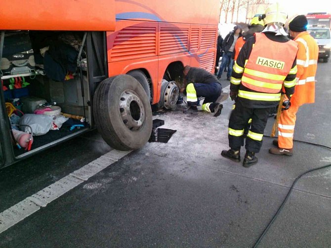Kvůli požáru musel na 222. kilometru dálnice D1 u Tučap ve směru na Brno v sobotu odpoledne zastavit autobus plný cestujících.