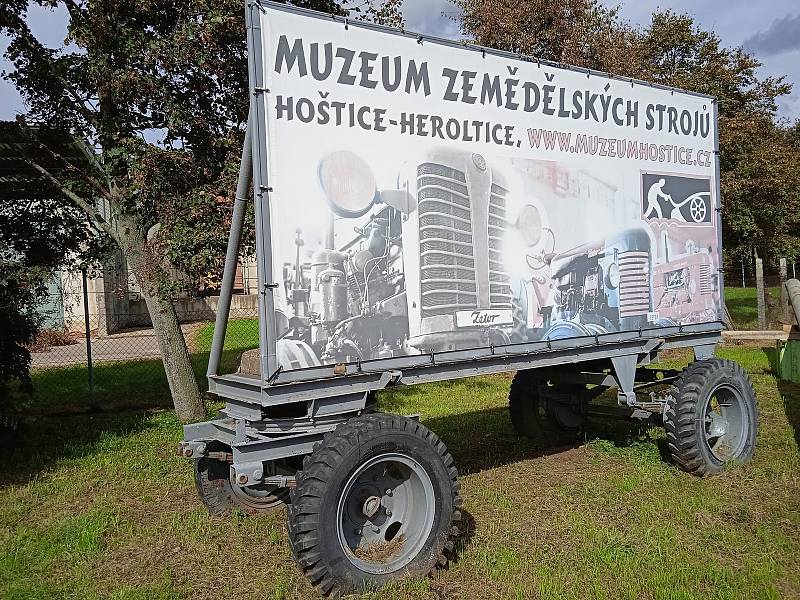 Ukázky podzimních prací předvedli o svátku svatého Václava v Muzeu zemědělských strojů v Hošticích-Herolticích.