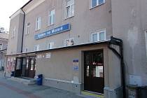 Městské strážníky a zdravotníky ve Vyškově zaměstnal na vestibulu vlakového nádraží dezorientovaný a zmateně pobíhající muž.