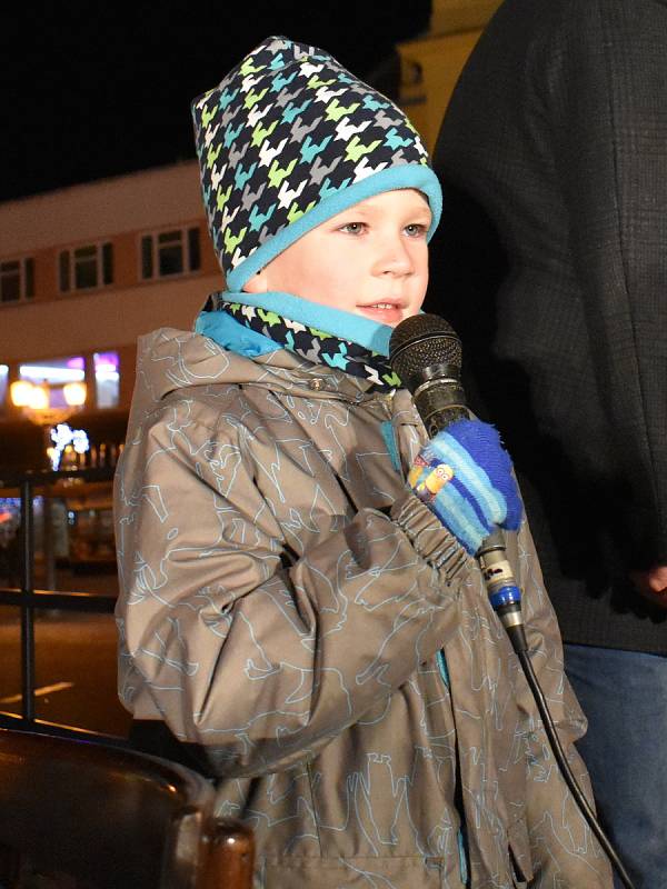 Ve Vyškově zavládla u zpívání koled pohodová atmosféra. Návštěvníci akce zaplnili celé Masarykovo náměstí.