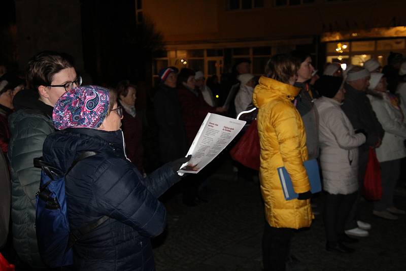 Okolo dvou stovek lidí se sešlo ke zpívání koled u vánočního stromu na náměstí Svobody v Bučovicích.