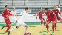 Tři body zůstaly v Drnovicích, fotbalisté Vyškova (bílé dresy) tam v utkání druhé ligy porazili Chrudim 4:1.