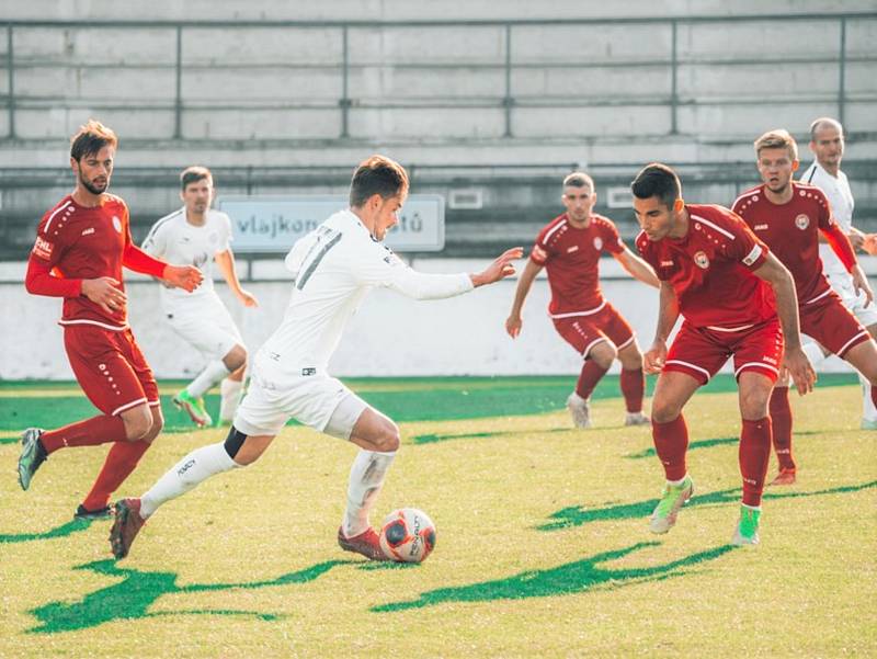 Tři body zůstaly v Drnovicích, fotbalisté Vyškova (bílé dresy) tam v utkání druhé ligy porazili Chrudim 4:1.