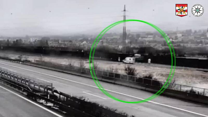Agresivní řidič na Vyškovsku při cestě na dálnici D1 ve směru na Brno vybržďoval eskortní vozidlo vězeňské služby.