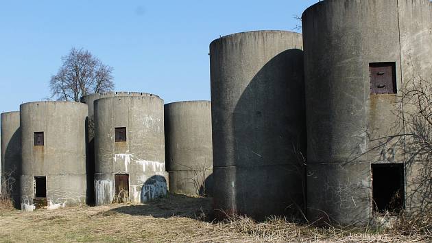 Staré silážní věže v Lysovicích už roky nikdo nepoužívá. Jedna obsahuje kontaminovanou vodu. Hrají si v nich děti.