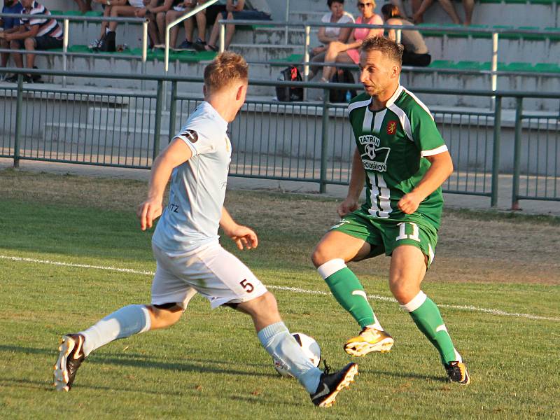Ve druhém kole krajského přeboru prohráli fotbalisté Tatranu Rousínov (zelené dresy) doma se Sokolem Krumvíř 1:2.