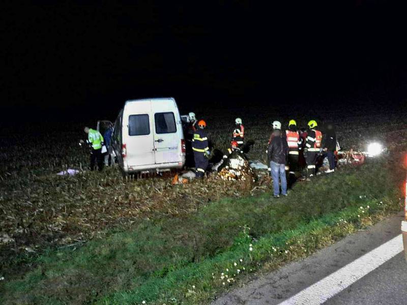 Zásah hasičů, zdravotníků i policistů si vyžádala nehoda mikrobusu k níž došlo v noci na neděli u Nesovic na Vyškovsku. Nehoda se stala  krátce po půl čtvrté ráno na 29,5. kilometru silnice I/50 kousek ve směru na Brno.