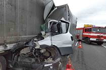 Nehoda dvou kamionů a dodávky poblíž Rousínova na Vyškovsku.