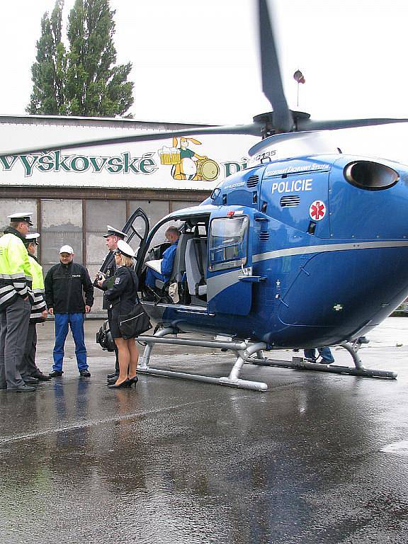 Vyškovští policisté v úterý hlídkovali z vrtulníku.