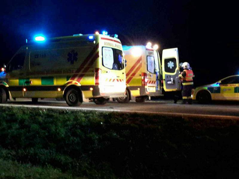 Zásah hasičů, zdravotníků i policistů si vyžádala nehoda mikrobusu k níž došlo v noci na neděli u Nesovic na Vyškovsku. Nehoda se stala  krátce po půl čtvrté ráno na 29,5. kilometru silnice I/50 kousek ve směru na Brno.