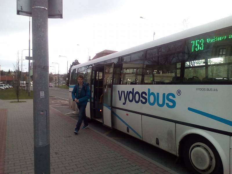 O tom, že MHD ve Vyškově jezdí, nejspíš moc lidí neví. Z autobusu u gymnázia​ vystoupili jen dva lidé. Šlo o jediné dva cestující. Dal autobus pokračoval prázdný.