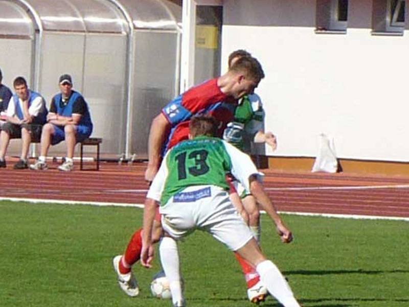 TĚSNÁ OBRANA. Problémy domácím fotbalistům v neděli dělal snad jen rychlý rousínovský Horváth (v zeleném). Vyškovští ale ho i ostatní uhlídali a připsali si třinácté vítězství v sezoně. 