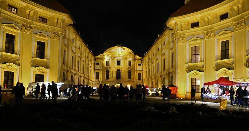 Celodenní program ve Slavkově u Brna završilo večerní defilé vojáků a světelná show na průčelí zámku