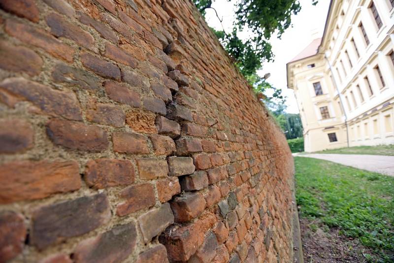 Poničené zámecké zdi získají svou původní barokní podobu.