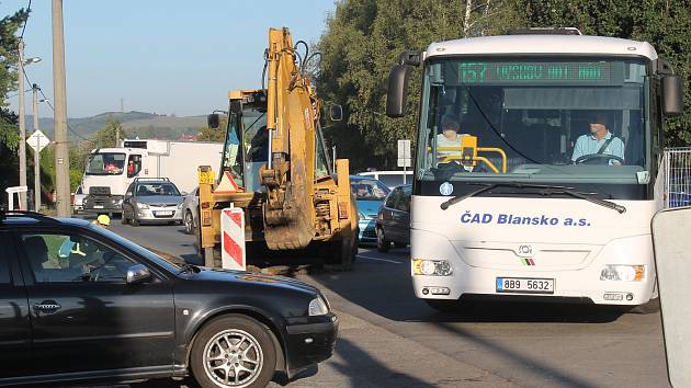 Složitá dopravní situace na ulici Purkyňova ve Vyškově kvůli její opravě.