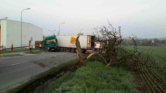 Kamion zablokoval silnici ve Slavkově. Z nádrže vyteklo 200 litrů nafty -  Vyškovský deník