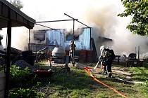 Plechová garáž u jednoho z rodinných domů v Ivanovicích na Hané na Vyškovsku se v úterý odpoledne proměnila v ohnivou výheň.