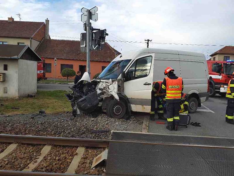 Srážka dodávky a vlaku zablokovala ve úterý kolem půl páté odpoledne provoz na železniční trati číslo 340 Brno hlavní nádraží – Uherské Hradiště. Došlo k ní na Vyškovsku v katastru obce Křižanovice.