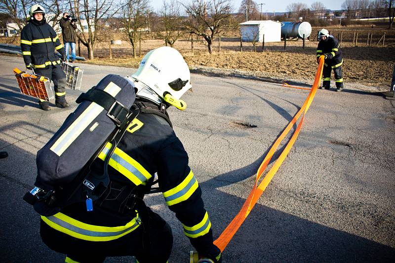 Popis: Krajští hasiči se v bučovických jatkách cvičili v boji se čpavkem.