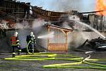 V Lulči vypukl rozsáhlý požár haly na dřevo, který ji totálně zdemoloval. Hašení se účastnilo desítky požárních jednotek. Oheň ohrožoval i čerpací stanici.
