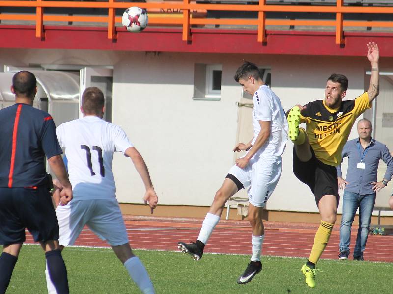 V utkání Moravskoslezské fotbalové ligy prohrál MFK Vyškov (bílé dresy) s FC Hlučín 0:1.