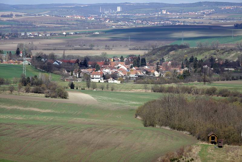 Z vrcholu skládky je vidět do obce Vážany. Na pohled je sice daleko, ale skládka se nekontrolovatelně posouvá.