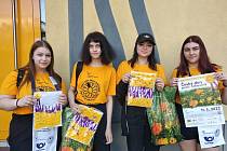 Studentky Integrované střední školy Slavkov u Brna se prodejem žlutých kvítků zapojily do sbírky, kterou pořádá Liga proti rakovině.