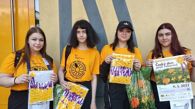 Studentky Integrované střední školy Slavkov u Brna se prodejem žlutých kvítků zapojily do sbírky, kterou pořádá Liga proti rakovině.