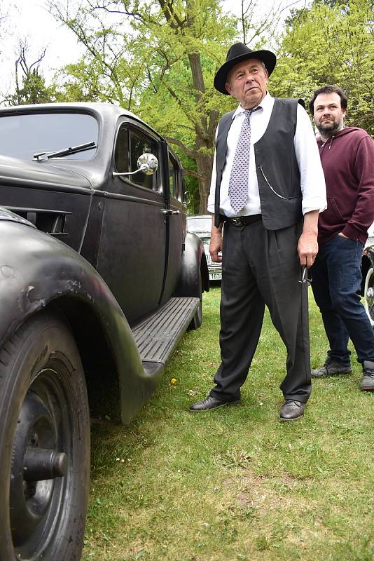 Vezl ministra, Baťu, poutníky i svatebčany. V Holáskách to byl legendární vůz, říká majitel veteránu značky Packard František Kundera.