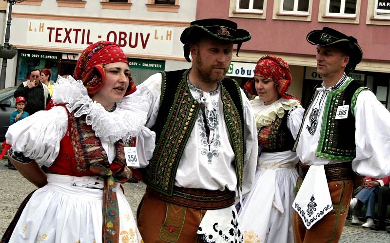 Folklórní soubory zatančily na vyškovském Masarykově náměstí Hanáckou besedu a vytvořily nový rekord v počtu zúčastněných.