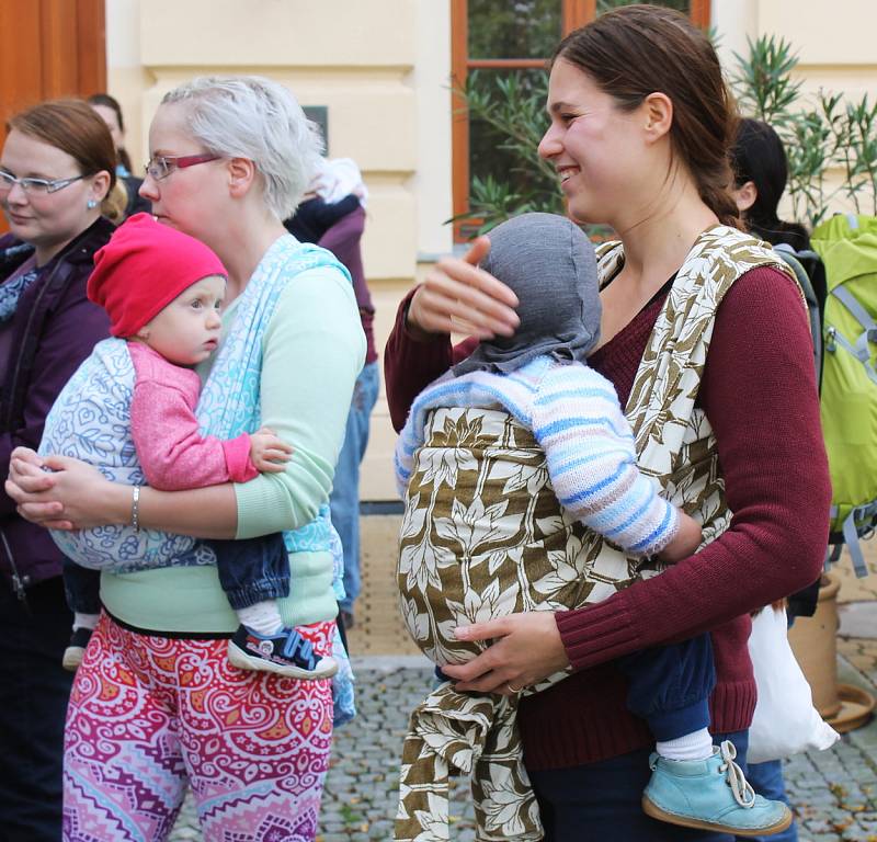 Matky s dětmi v šátcích vyrazily ve Vyškově na pochod k podpoře kontaktního rodičovství.