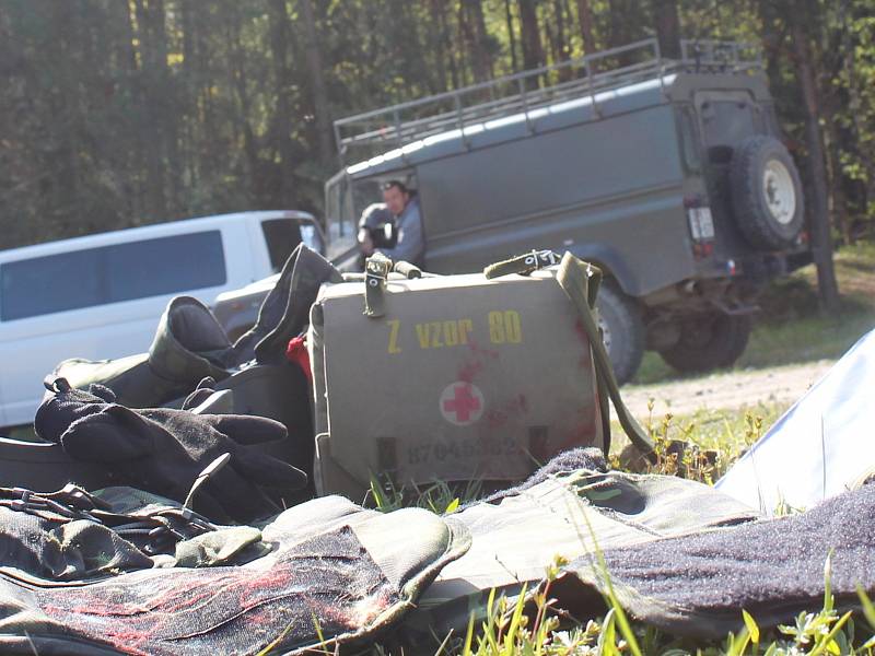 Dvacítka novinářů a pracovníků humanitárních organizací se v těchto dnech setkává na území vojenského újezdu Březina s velmi neobvyklými a náročnými situacemi. Ve válkou zmítané republice Tugur se učí, jak zachránit život sobě i svým kolegům.