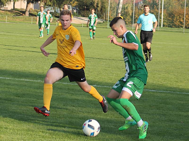 V utkání krajského přeboru fotbalistů porazil Tatran Rousínov (zelené dresy) FK Mutěnice 4:1.