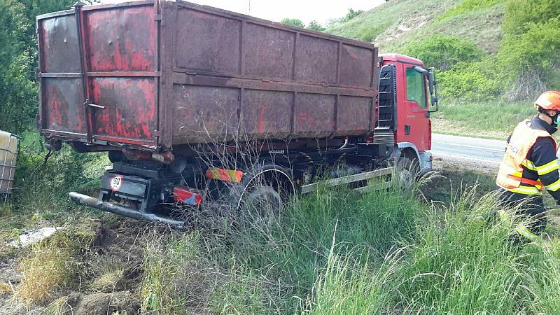 Při nehodě nákladního auta vyteklo z kubíkové nádrže 150 litrů nafty.