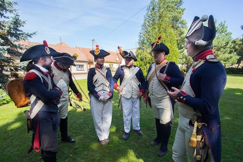 V Kučerově si prohlédli výstavy i vojáky v dobových uniformách.