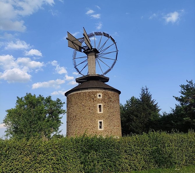 Už sto padesát let uplynulo letos od výstavby unikátního větrného mlýna v Ruprechtově. Pohání ho Halladayova turbína.