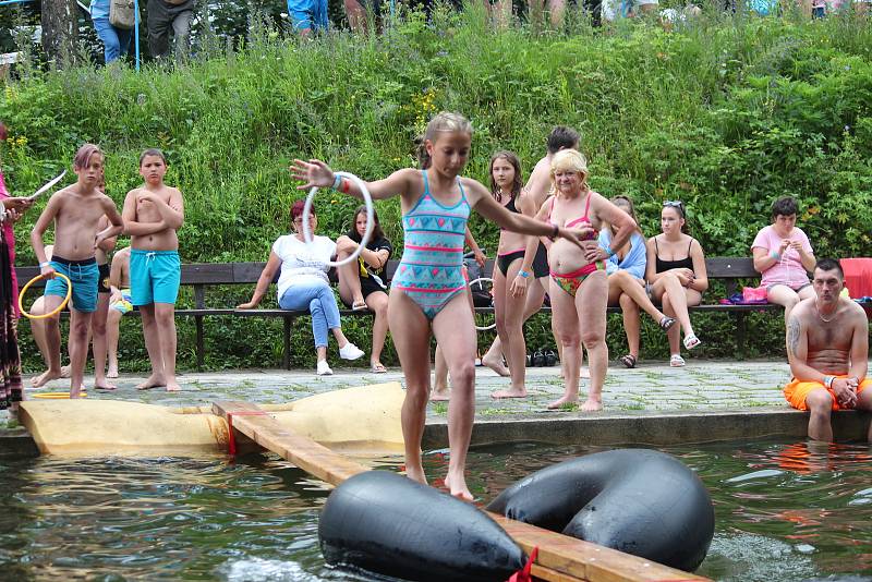 Vodomilové všech věkových kategorií zdolávali v sobotu odpoledne lávku na přírodním koupališti v Lulči na Vyškovsku. Letošní ročník zábavné soutěže se nesl ve znamení muzikálu Mamma Mia a skupiny ABBA.