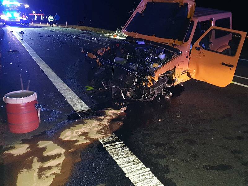 Při nehodě u Hodějic zemřel jeden řidič, čtyři lidé byli zraněni.