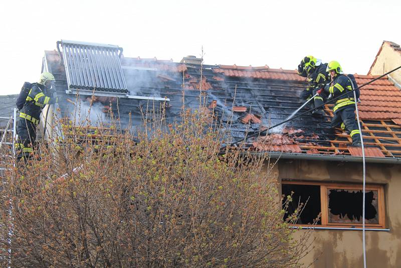 Škodu, kterou požár na domě způsobil, hasiči předběžně odhadli na jeden milion korun.