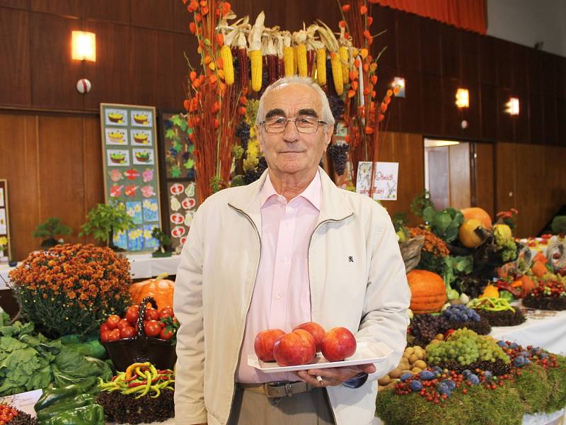 Jubilejní desátou oblastní výstavu ovoce a zeleniny ve Slavkově u Brna aranžoval mistr republiky ve floristice.