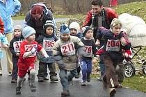 Zazávodit si a změřit si síly se svými kamarády přišly i nejmenší děti, které v kategorii zlatíčka dívky a zlatíčka hoši běžely trať dlouhou šedesát metrů. 