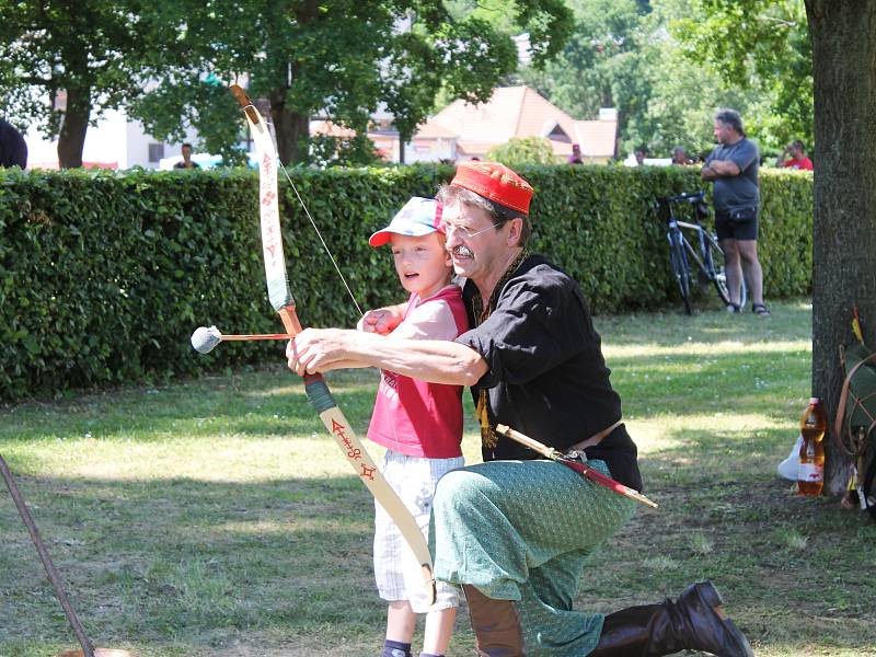 Bitva, kejklíři i historický oběd. Bučovice opět ožily minulostí