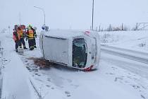 Popadané stromy a dopravní nehody v souvislosti se sněhem zaměstnaly hasiče zejména v pátek v noci a v sobotu. na snímku Starovičky na Břeclavsku.